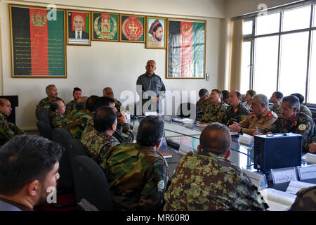 Kaboul, Afghanistan (16 mai 2017) - Le Général de division Abdul Razaq Siawash, commandant de l'Armée nationale afghane, à l'écoute des directeurs médicaux de l'ensemble de l'Afghanistan lors d'une rencontre à l'Hôpital Militaire National de Kaboul. Au cours de la réunion, Siawash a annoncé que l'hôpital a été entièrement opérationnels et restauration a été de 95 pour cent terminé, à la suite d'une attaque contre l'hôpital en mars. (Photo de soutien résolu des affaires publiques) Banque D'Images