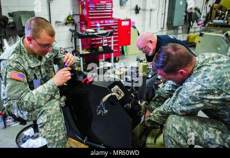 Tobyhanna Army Depot est une installation logistique de l'armée des États-Unis en Pennsylvanie spécialisée dans les communications et la maintenance électronique. Une image d'archive enregistre les soldats de la Garde nationale de l'Iowa de la 3655th Component Repair Company qui entretiennent un générateur de terminal transportable par satellite pendant deux semaines de formation au niveau du dépôt. Banque D'Images