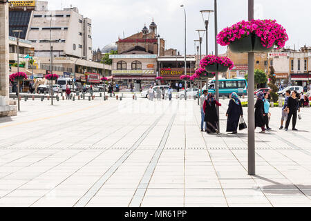 KONYA, TURQUIE - 7 mai 2018 : les gens sur place dans Muze Alanı de centre-ville de Konya. Konya est une ville importante dans la région de l'Anatolie centrale et est le septième Banque D'Images