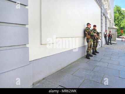 Soldats et policiers gardant un bâtiment officiel, Bruxelles, Belgique. Banque D'Images