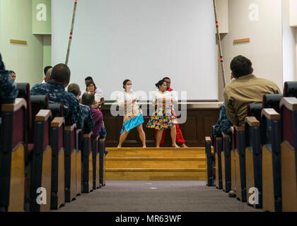 170517-N-SD711-0044 SASEBO, Japon (17 mai 2017) Les membres de l'Association Filipino-American exécuter une danse tinikling flotte à Sasebo, au Japon des activités. La danse faisait partie d'un asiatique et des îles du Pacifique Présentation du Mois du patrimoine. (U.S. Photo par marine Spécialiste de la communication de masse Seaman Geoffrey P. Barham/libérés) Banque D'Images