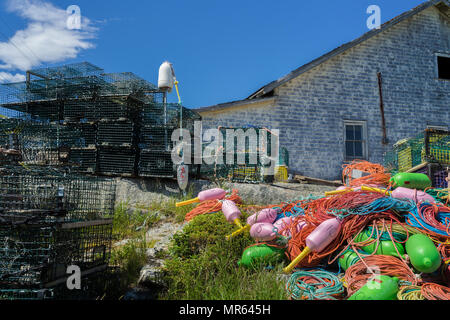 Les casiers à homards et des bouées entassés dans le village balnéaire de Peggy's Cove, en Nouvelle-Écosse, Canada. Banque D'Images