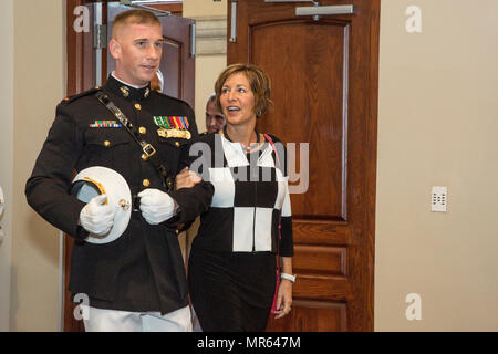 U.S. Marine Corps, l'Adjudant-chef 2 Richard H. Woodall, agent du personnel, Marine Barracks Washington, accompagne une guest à son siège pendant la réception de retraite Le Lieutenant-général Robert R. Ruark, sous-secrétaire de la Défense, en vertu du personnel et de l'état de préparation, à Marine Barracks Washington, Washington, D.C., le 10 mai 2017. Ruark a pris sa retraite après 36 ans dans le Corps des Marines des États-Unis. (U.S. Marine Corps photo par Lance Cpl. Hailey D. Clay) Banque D'Images