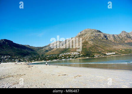 Hout Bay (en afrikaans : Houtbaai, signifiant 'la baie Wood') est une ville près de Cape Town, Afrique du Sud située dans une vallée, sur la côte atlantique du Cap Pe Banque D'Images