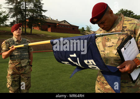 Un parachutiste du 1er Bataillon du 505th Parachute Infantry Regiment, 3e Brigade Combat Team, 82e Division aéroportée, présente son guidon pour inspection pendant les derniers moments de la Garde côtière américaine couleur toutes les semaines sur la concurrence Fort Bragg, N.C., 19 mai 2017. Le concours est tenu pour voir qui va gagner la chance de se produire que la couleur garde pendant les événements de la célébration de la semaine All American. (U.S. Photo de l'armée par la CPS. Dustin D. Biven) Banque D'Images