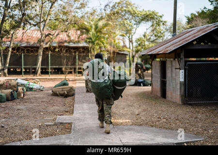 Les soldats du 2e bataillon du 153e Régiment d'infanterie, 39e Brigade d'infanterie arrivent à l'équipe de combat de la Force opérationnelle - Bravo, la base aérienne de Soto Cano au Honduras, avant d'être déployées à l'appui de la mission de formation des Forces alignées sur le plan régional, Avril 14, 2017. Le 2 - 153e, 39e de l'IBCT La Garde nationale de l'Arkansas l'appui de la mission de formation de la RAF avec ses pays hôtes du Guatemala, El Salvador et le Honduras. (U.S. Air National Guard photo par le Sgt. Scott Thompson/libérés) Banque D'Images