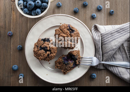 Muffins aux bleuets faite avec de la farine de Teff et des graines de lin (sans gluten et sans produits laitiers) Banque D'Images