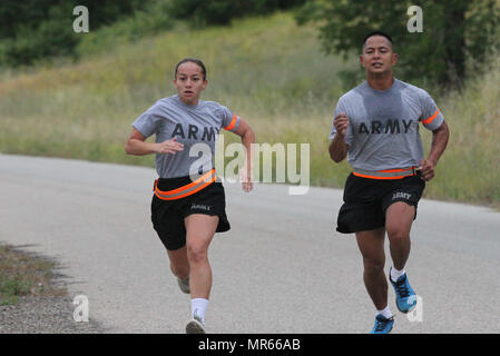 La CPS. Nicole D. Cruz, à gauche, et Sgt. Jacob T. Penaflor de l'Army National Guard de Guam le 2 milles complet Test de condition physique de l'armée (16 mai) APFT dans la région du Bureau de la Garde nationale 2017 7 Concours meilleur guerrier à San Luis Obispo, Californie. Penaflor terminé sa course à l'heure, puis est revenu sur le parcours pour encourager son partenaire. (U.S. La Garde nationale de l'armée photo/Le s.. Eddie Sigüenza) Banque D'Images