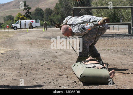 Nationale de l'Armée de l'Utah Guardsman Sgt. Peter R. Wiedmeier se prépare à faire glisser un mini-livre 180 dans le 16 mai 2017 Course d'obstacles au cours de la région de l'Army National Guard 7 Concours meilleur guerrier 15-19 mai à Camp San Luis Obispo, Californie. (U.S. Photo de la Garde nationale par le sergent. Eddie Sigüenza) Banque D'Images