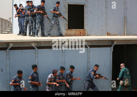 Un Guardia Civil espagnole formateur donne une commande pour les nouveaux membres des forces de sécurité irakiennes lors d'entraînement en zone urbaine à la gamme Besmaya complexe, l'Iraq, le 15 mai 2017. Cette formation fait partie de la Force opérationnelle interarmées combinée globale - Fonctionnement résoudre inhérent à renforcer les capacités des partenaires mission par la formation et de l'amélioration de la capacité des forces des combats en partenariat avec ISIS. Les GFIM-OIR est la Coalition mondiale pour vaincre ISIS en Iraq et en Syrie. (U.S. Photo de l'armée par le Cpl. Tracy McKithern) Banque D'Images