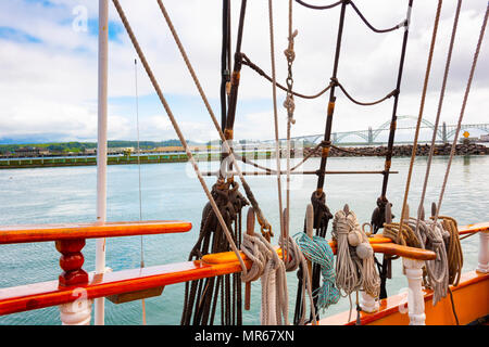 Vue depuis l'étranger à bord d'un grand voilier, de Newport, Oregon Port. Banque D'Images