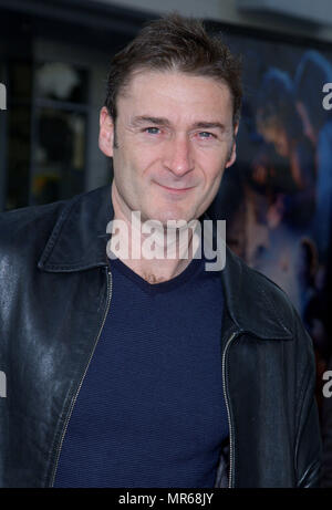 Le directeur P.J. Hogan arrivant à l ' ' Premiere Peter Pan au Chinese Theatre de Los Angeles. Décembre 13, 2003. HoganP.J.  Administrateur066 Red Carpet Event, Vertical, USA, Cinéma, Célébrités, photographie, Bestof, Arts, Culture et divertissement, Célébrités Topix fashion / Vertical, Best of, événement dans la vie d'Hollywood, Californie - Tapis rouge et en backstage, USA, Cinéma, Célébrités, cinéma, télévision, Célébrités célébrités musique, photographie, Arts et culture, Bestof, divertissement, Topix headshot, vertical, une personne, à partir de l'an 2003, enquête tsuni@Gamma-USA. Banque D'Images