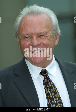 ANTHONY HOPKINS a reçu le 2237th étoile sur le Hollywood Walk of Fame à Los Angeles. Le 24 septembre 2003. HopkinsAnthony11 Red Carpet Event, Vertical, USA, Cinéma, Célébrités, photographie, Bestof, Arts, Culture et divertissement, Célébrités Topix fashion / Vertical, Best of, événement dans la vie d'Hollywood, Californie - Tapis rouge et en backstage, USA, Cinéma, Célébrités, cinéma, télévision, Célébrités célébrités musique, photographie, Arts et culture, Bestof, divertissement, Topix headshot, vertical, une personne, à partir de l'an 2003, enquête tsuni@Gamma-USA.com Banque D'Images