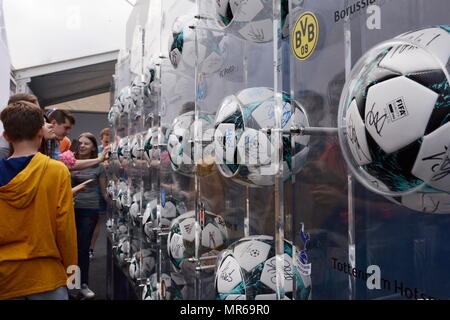 Kiev, Ukraine. 24 mai, 2018. Fan Zone des fans de football la finale de la Ligue des Champions. Grande Coupe UEFA Champions League gonflable. Crédit : Alexandr Goussev/Pacific Press/Alamy Live News Banque D'Images