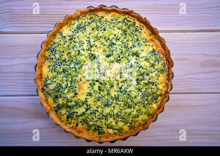 Quiche au brocoli recette française sur maison en bois blanc bord Banque D'Images