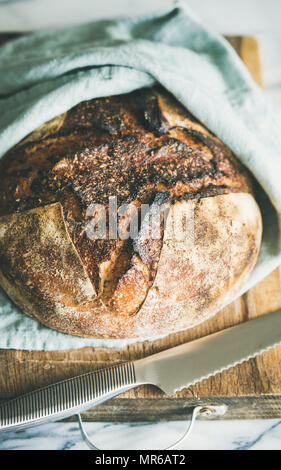 Du pain au levain sur planche en bois rustique sur fond de marbre gris clair Banque D'Images