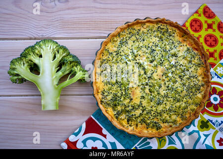 Quiche au brocoli recette française sur maison en bois blanc bord Banque D'Images