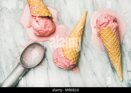 Dessert d'été faible en calories en bonne santé. Télévision à jeter de yogourt maison glace à la fraise en cônes alvéolés sur fond de marbre gris, vue du dessus. Suivre un régime, c Banque D'Images