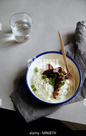Confort alimentaire bol avec du riz Jasmin, les champignons shiitake et petits pois Banque D'Images