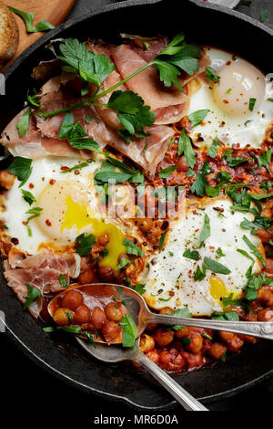 Petit-déjeuner - oeuf et de pois chiches Banque D'Images