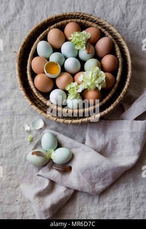 Oeufs multicolores dans un panier Banque D'Images