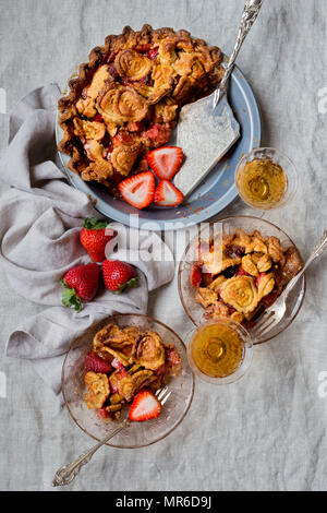 Tarte à la rhubarbe aux fraises, sans gluten Banque D'Images