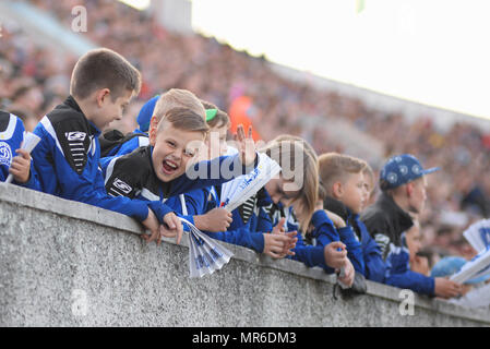 MINSK, BELARUS - 23 MAI 2018 : Mini fans réagir pendant le match de football Premier League entre Dinamo Minsk et FC Bate au stade du tracteur. Banque D'Images