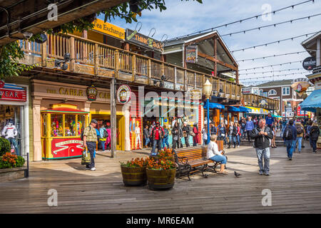 Magasins, boutiques et cafés sur Fisherman's Wharf, San Francisco, CA, USA. Banque D'Images