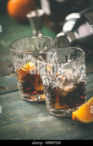 Cocktail sans alcool avec l'écorce d'orange et de la glace sur une table en bois Banque D'Images