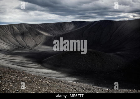 Cratère du volcan Hverfjall, paysage volcanique, près du lac Myvatn, dramatique nuages, Nord de l'Islande, Islande Banque D'Images