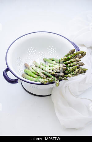 Asperges dans un collander Banque D'Images