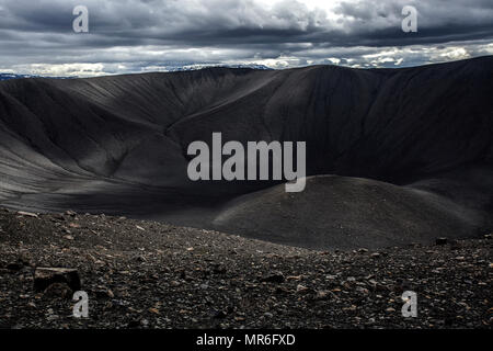 Cratère du volcan Hverfjall, paysage volcanique, près du lac Myvatn, dramatique nuages, Nord de l'Islande, Islande Banque D'Images