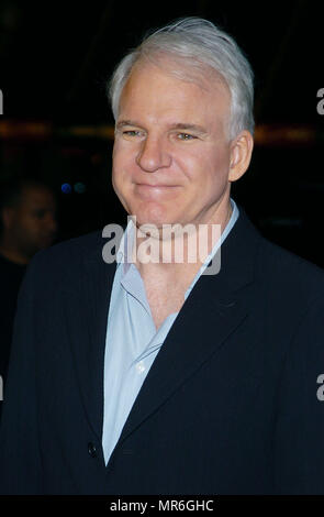 Steve Martin arrivant à l ' MOINS CHER À LA DOUZAINE PREMIERE ' au Chinese Theatre de Los Angeles. décembre 14, 2003.MartinSteve046 Red Carpet Event, Vertical, USA, Cinéma, Célébrités, photographie, Bestof, Arts, Culture et divertissement, Célébrités Topix fashion / Vertical, Best of, événement dans la vie d'Hollywood, Californie - Tapis rouge et en backstage, USA, Cinéma, Célébrités, cinéma, télévision, Célébrités célébrités musique, photographie, Arts et culture, Bestof, divertissement, Topix headshot, vertical, une personne, à partir de l'an 2003, enquête tsuni@Gamma-USA.com Banque D'Images