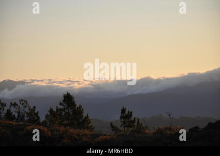 Nuages couvrant les crêtes des montagnes de la Cordillère campagne au petit matin vue depuis le mont Ulap lors de notre journée de randonnée sur l'ÉCO-TRAIL. Banque D'Images