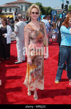 Melanie Griffith en arrivant à la première de Stuart Little 2 au Westwood Village Theatre de Los Angeles. 14 juillet 2002.GriffithMelanie03 Red Carpet Event, Vertical, USA, Cinéma, Célébrités, photographie, Bestof, Arts, Culture et divertissement, Célébrités Topix fashion / Vertical, Best of, événement dans la vie d'Hollywood, Californie - Tapis rouge et en backstage, USA, Cinéma, Célébrités, cinéma, télévision, Célébrités célébrités musique, photographie, Arts et culture, Bestof, divertissement, Topix, vertical, une seule personne, à partir de l'année 2002 , tsuni@Gamma-USA.com - Mode d'enquête, Banque D'Images