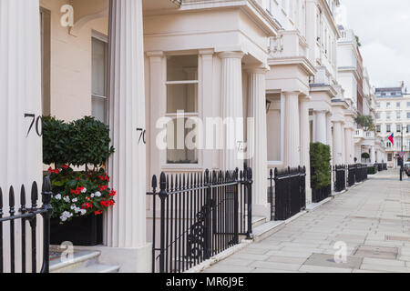 Maisons de ville de luxe avec façades en stuc portique à Eaton Place, Knightsbridge, London, England, UK Banque D'Images