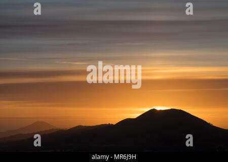 Lever du soleil sur l'Lawley avec le Wrekin vu dans la distance, de la longue Mynd, Shropshire. Banque D'Images