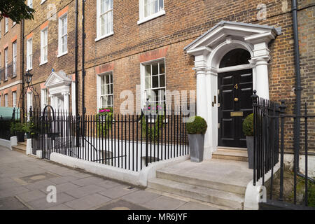 L'ère géorgienne à piliers porte de maison haut de gamme sur la rue John à Bloomsbury / Holborn, Londres WC2, UK Banque D'Images