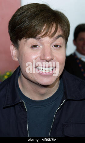 Mike Myers arrivant à l ' Dr Seuss 'Le chat dans le chapeau Premiere '   à l'Universal Amphitheatre de Los Angeles. 8 novembre, 2003.MyersMike79 Red Carpet Event, Vertical, USA, Cinéma, Célébrités, photographie, Bestof, Arts, Culture et divertissement, Célébrités Topix fashion / Vertical, Best of, événement dans la vie d'Hollywood, Californie - Tapis rouge et en backstage, USA, Cinéma, Célébrités, cinéma, télévision, Célébrités célébrités musique, photographie, Arts et culture, Bestof, divertissement, Topix headshot, vertical, une personne, à partir de l'an 2003, enquête tsuni-Gamma@U Banque D'Images