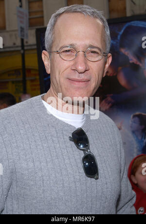 Compositeur James Newton-Howard arrivant à l ' ' Premiere Peter Pan au Chinese Theatre de Los Angeles. Décembre 13, 2003. Newton-HowardJames036 Red Carpet Event, Vertical, USA, Cinéma, Célébrités, photographie, Bestof, Arts, Culture et divertissement, Célébrités Topix fashion / Vertical, Best of, événement dans la vie d'Hollywood, Californie - Tapis rouge et en backstage, USA, Cinéma, Célébrités, cinéma, télévision, Célébrités célébrités musique, photographie, Arts et culture, Bestof, divertissement, Topix headshot, vertical, une personne, à partir de l'an 2003, enquête tsuni@Gamma- Banque D'Images