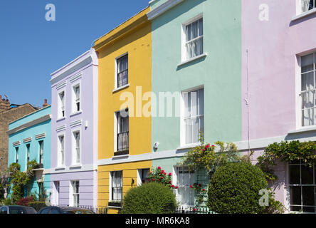 Peintes de couleurs vives des maisons mitoyennes sur Falkland Road, Kentish Town, London NW5, England, UK Banque D'Images