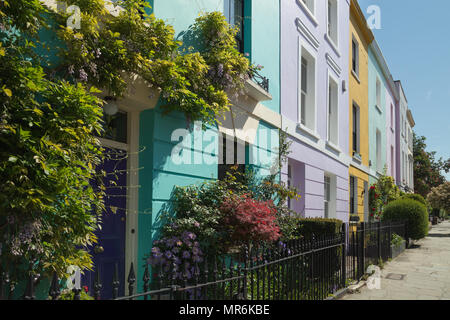 Peintes de couleurs vives des maisons mitoyennes sur Falkland Road, Kentish Town, London NW5, England, UK Banque D'Images