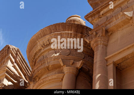 Photo prise sous un angle oblique d'une section d'Al-Deir, le soi-disant monastère, de la nécropole de Petra, Jordanie Banque D'Images