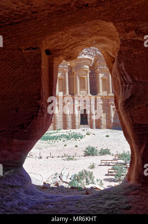 Vue à travers la fenêtre rock d'une pièce de stockage à Petra au monastère Deir Al-, Jordanie Banque D'Images