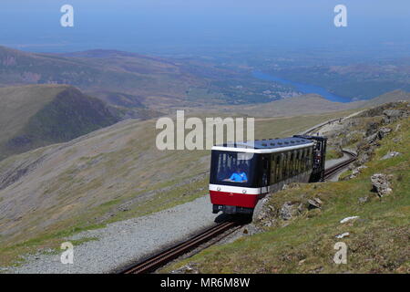 Welsh Mountain Railway train ordre croissant de sommet Snowdon Banque D'Images