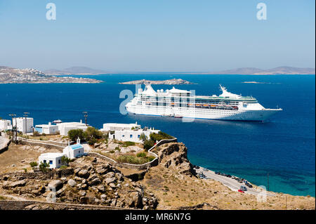 Grèce : Mykonos. 2012/06/08 croisière dans les Cyclades MS Grandeur of the Seas, navire de croisière appartenant à et exploités par la Royal Caribbean International, située à Banque D'Images