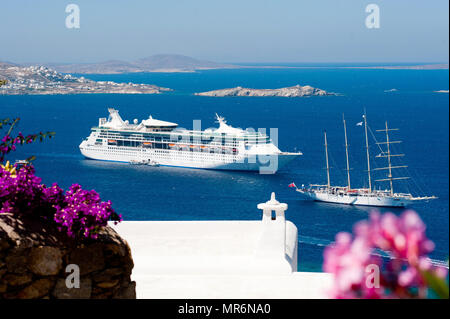 Grèce : Mykonos. 2012/06/08 croisière dans les Cyclades MS la grandeur de la mer, un navire de croisière de classe Vision détenu et exploité par Royal Caribbean Internati Banque D'Images