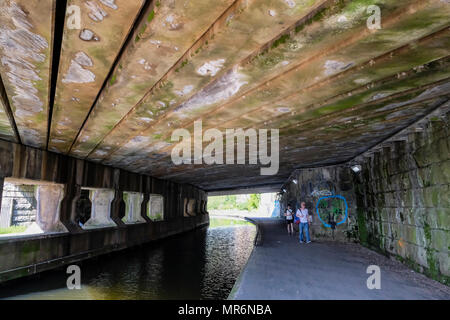 Underbridge près de centre-ville de Leeds Leeds - Liverpool sur le canal. Banque D'Images