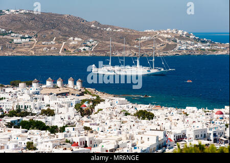 Grèce : Mykonos. 2012/06/08 croisière dans les Cyclades Wind Star, quatre-mâts goélette de la ligne de croisière Windstar précédemment (Club Med), se trouvant à l'ancre Banque D'Images