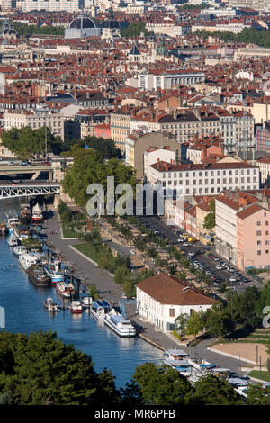 Lyon (sud-est de la France). ÒQuais SaoneÓ de piétons (Quai Rambaud) dans le quartier de Perrache, vue de Sainte-Foy-les-Lyon. Banque D'Images